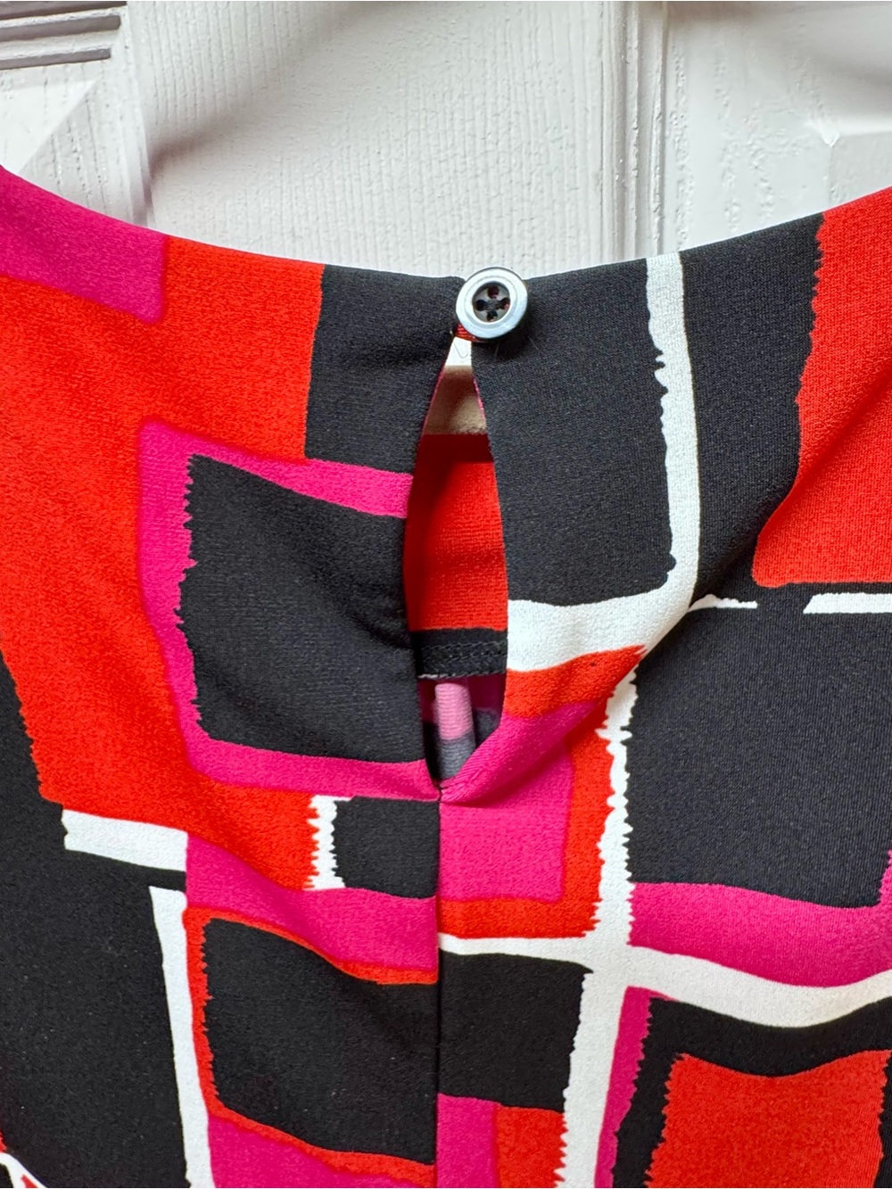 Calvin Klein Sleeveless Geometric Pleated Top – Size Large | Like New - Picture 7 of 9